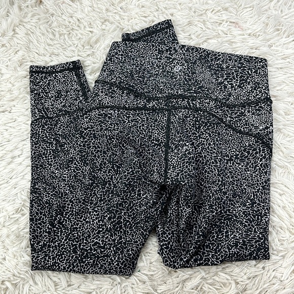 Lululemon In Movement Tight 25" *Everlux Polar Shift Ice Grey Black - Picture 4 of 4